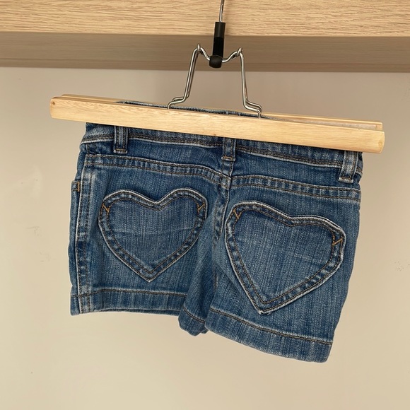 Denim shorts with heart pockets - Picture 2 of 7